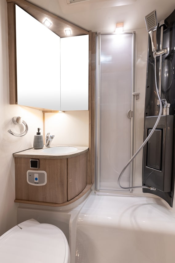Helles Bad im KABE Classic 740 LGB