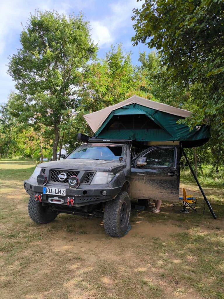 Nissan Pathfinder mit Dachzelt