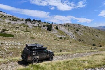 Nissan Pathfinder als Offroad-Camper mit Dachzelt