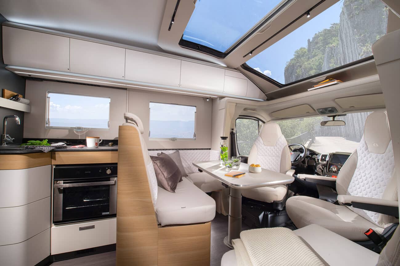 Viel Licht im Innenraum des Campervans