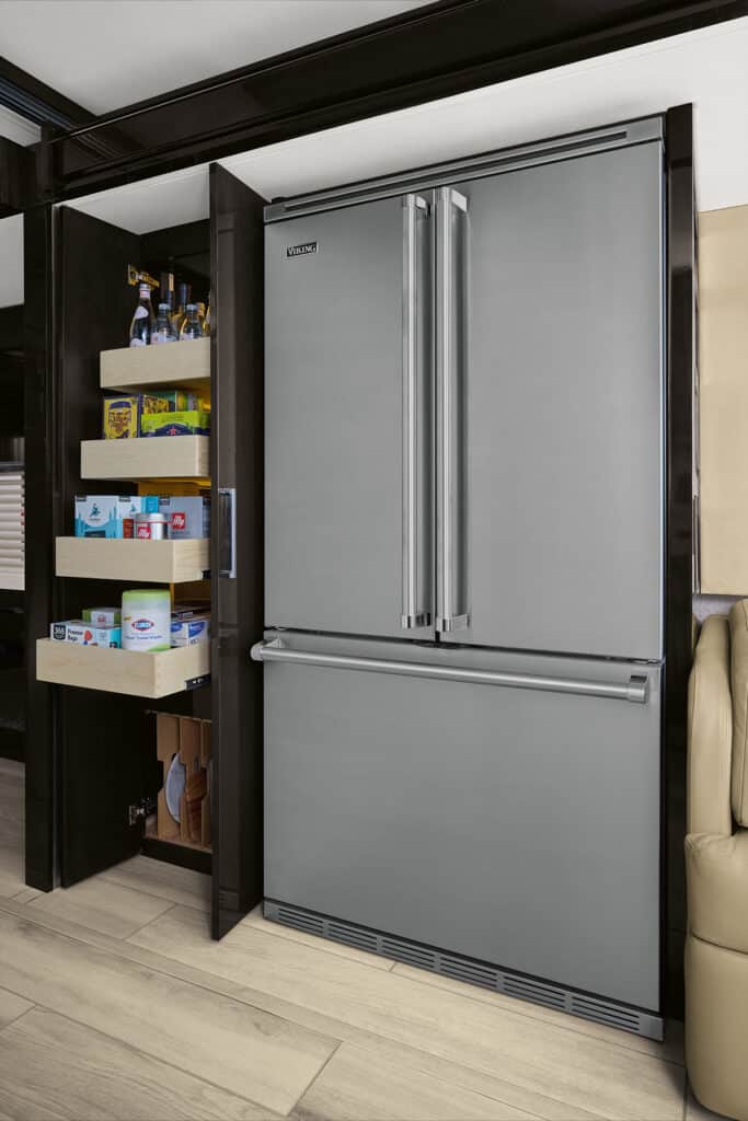 Riesiger Kühlschrank im Wohn-LKW