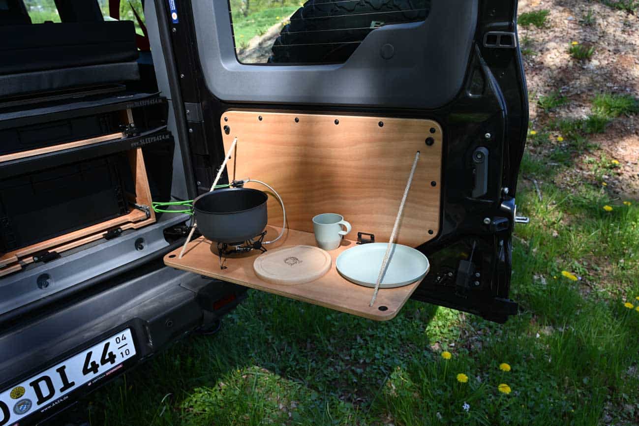 Klapptisch an der Hecktür vom Ineos Grenadier als Miet-Camper