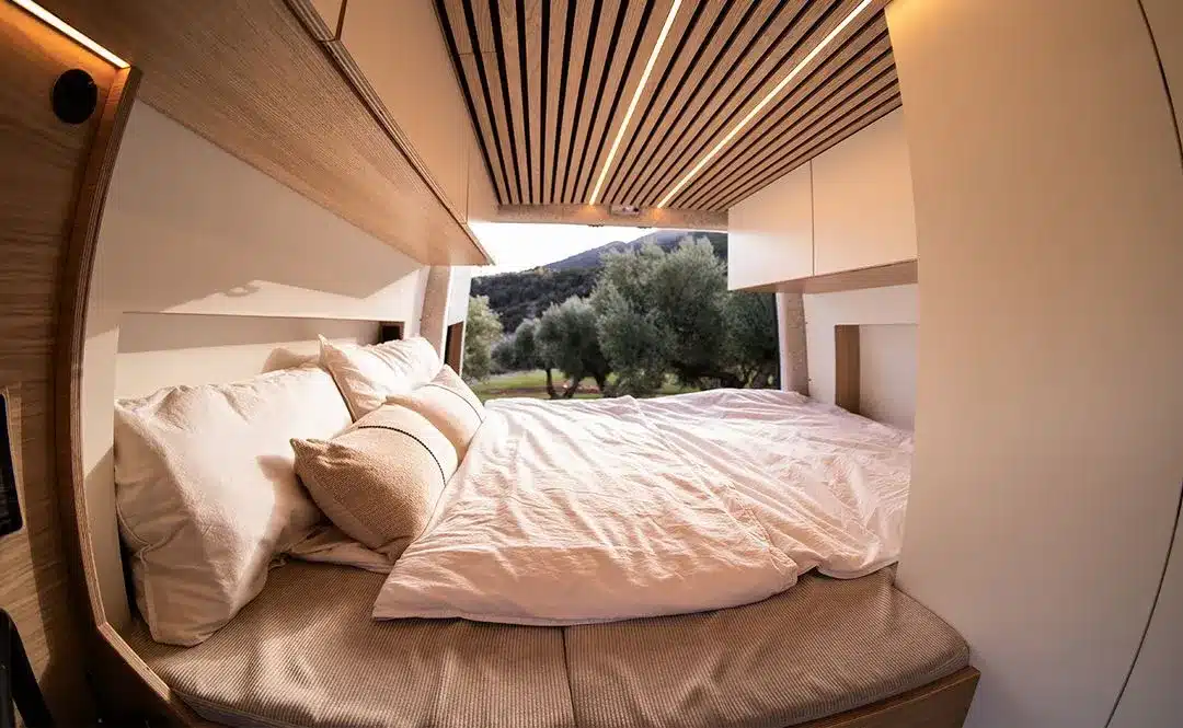 Bett und Stauraum im Offtrack Camper Sprinter