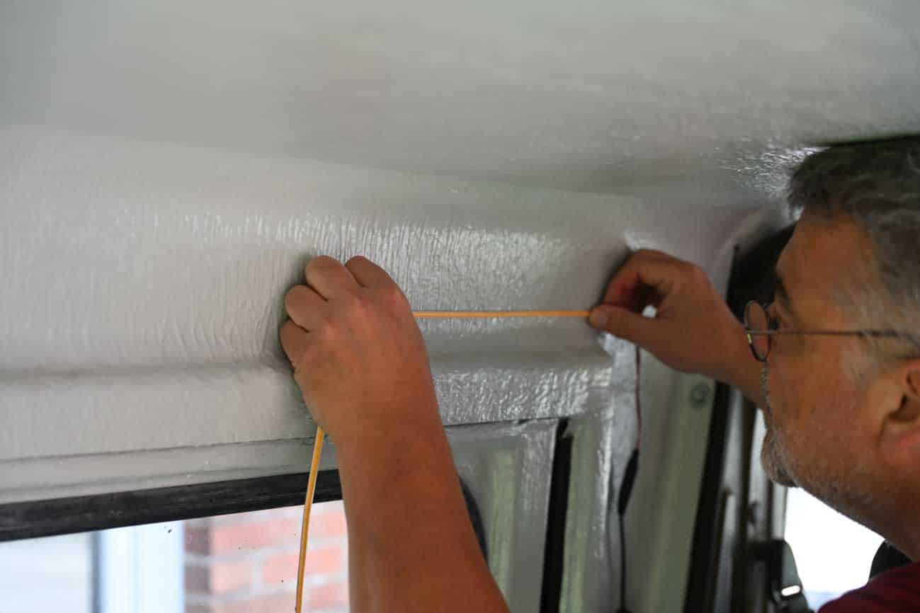 LED-Leuchtband im Camper aufkleben