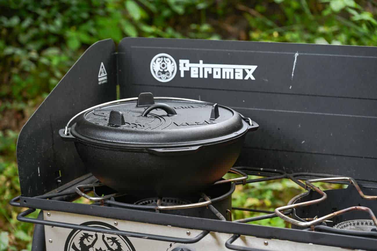 Petromax Kazan auf Petromax Gastisch