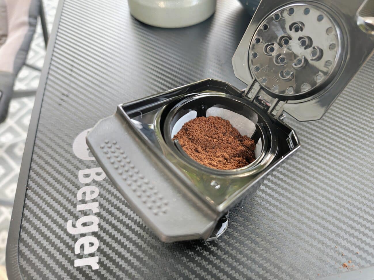 Einfüllen von Kaffee