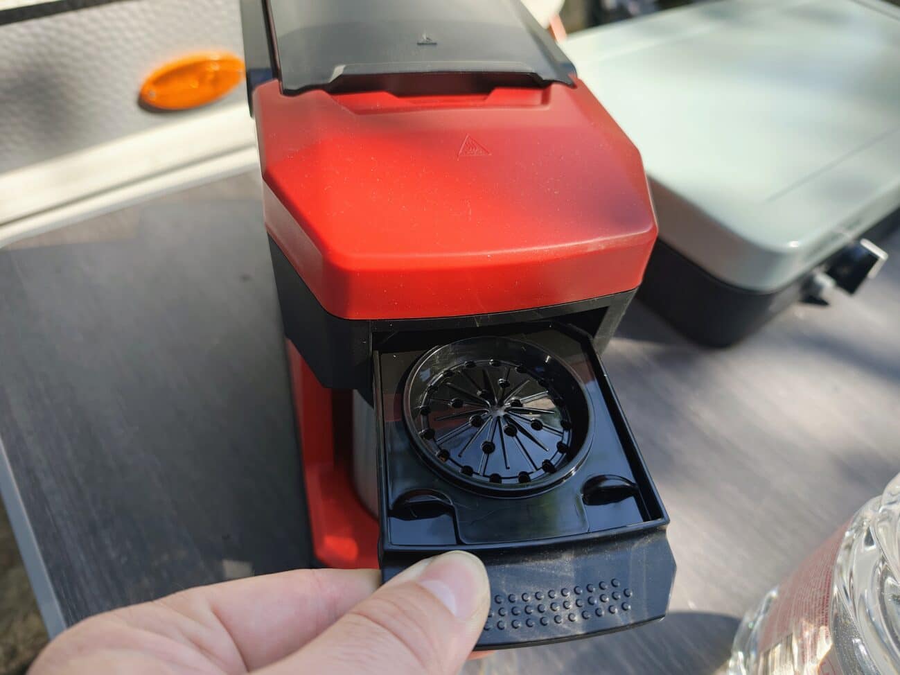 Siebträger in Maschine einlegen