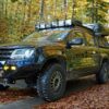 Familien-Pickup–Camper mit Dachzelt und Camping-Anhänger