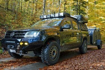 Familien-Pickup–Camper mit Dachzelt und Camping-Anhänger