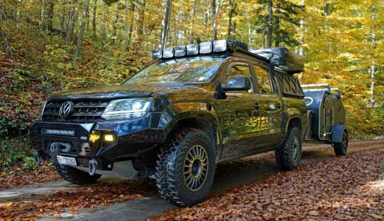 Familien-Pickup–Camper mit Dachzelt und Camping-Anhänger