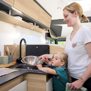 Kochen mit Kindern im Wohnmobil