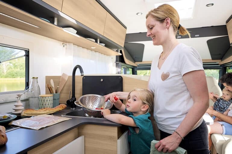 Kochen mit Kindern im Wohnmobil