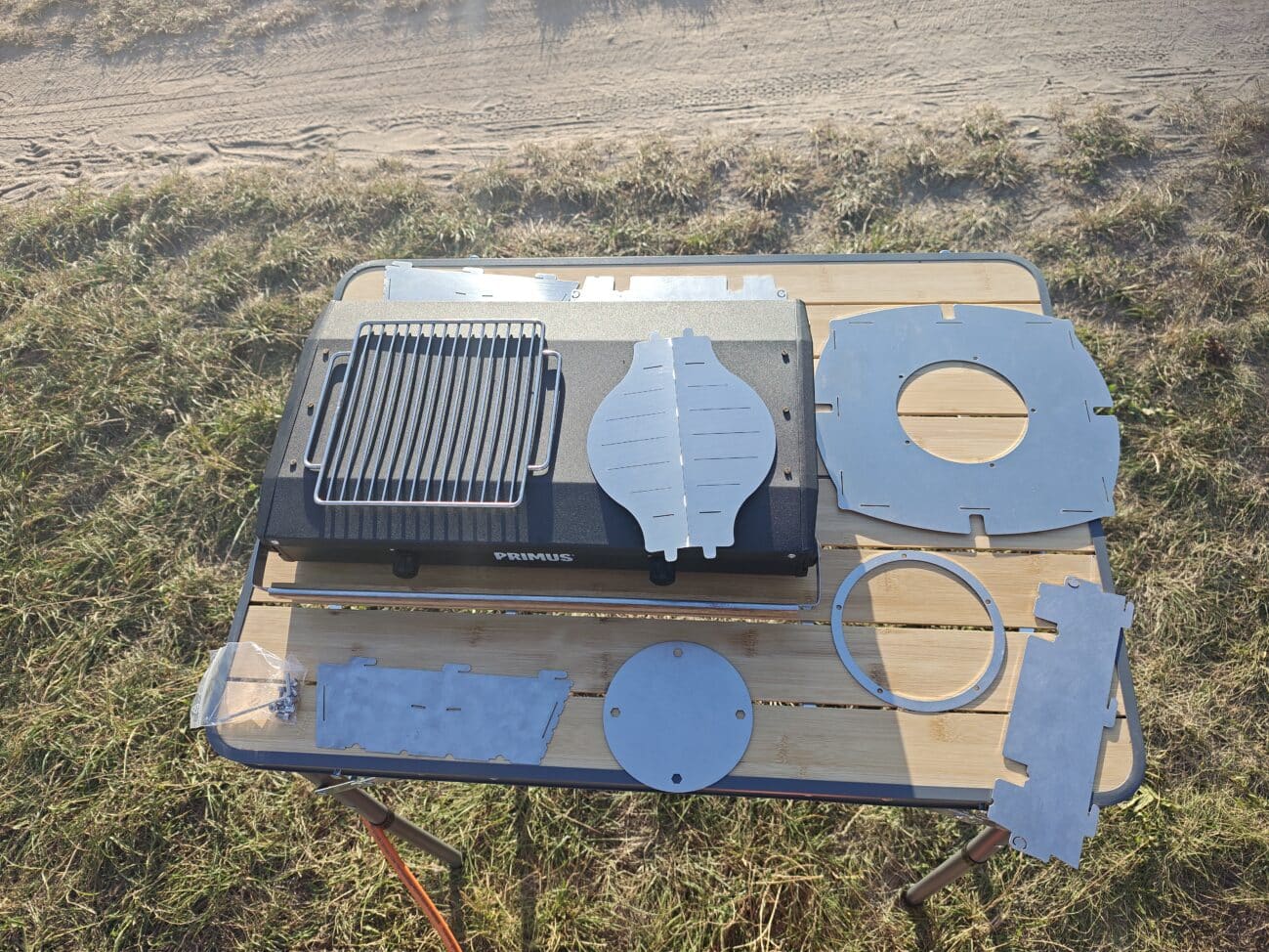 Alle Bauteile des Grillaufsatzes