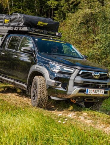 Toyota Hilux als 4x4-Camper mit Dachzelt