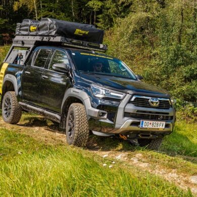 Toyota Hilux als 4x4-Camper mit Dachzelt