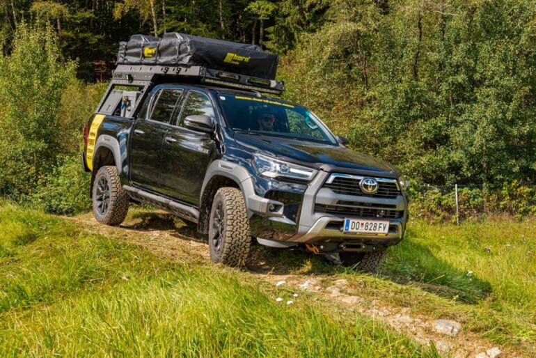 Toyota Hilux als 4x4-Camper mit Dachzelt