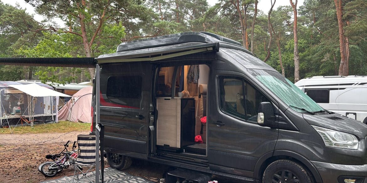 Camper auf einem Campingplatz