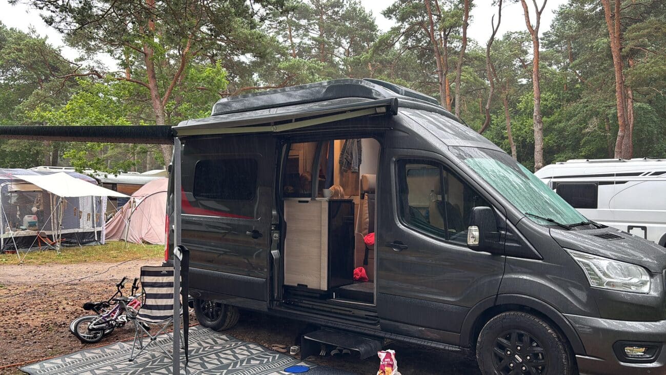 Camper auf einem Campingplatz