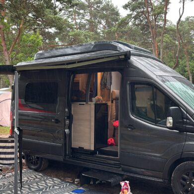 Camper auf einem Campingplatz