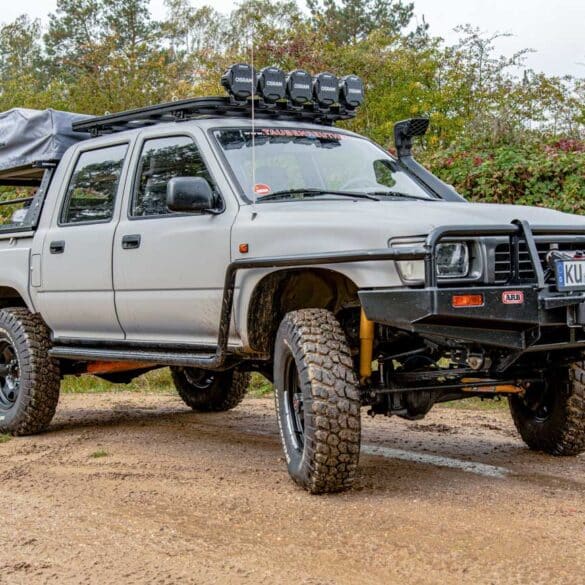 Alter Toyota Hilux als Mega Offroad-Camper