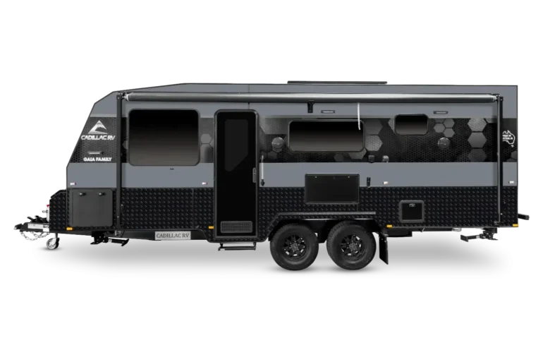 Seitenansicht des 2025 Cadillac RV 216 Gaia Offroad-Caravans mit schwarzer und grauer Außenverkleidung, großen Fenstern und Doppelausstattung