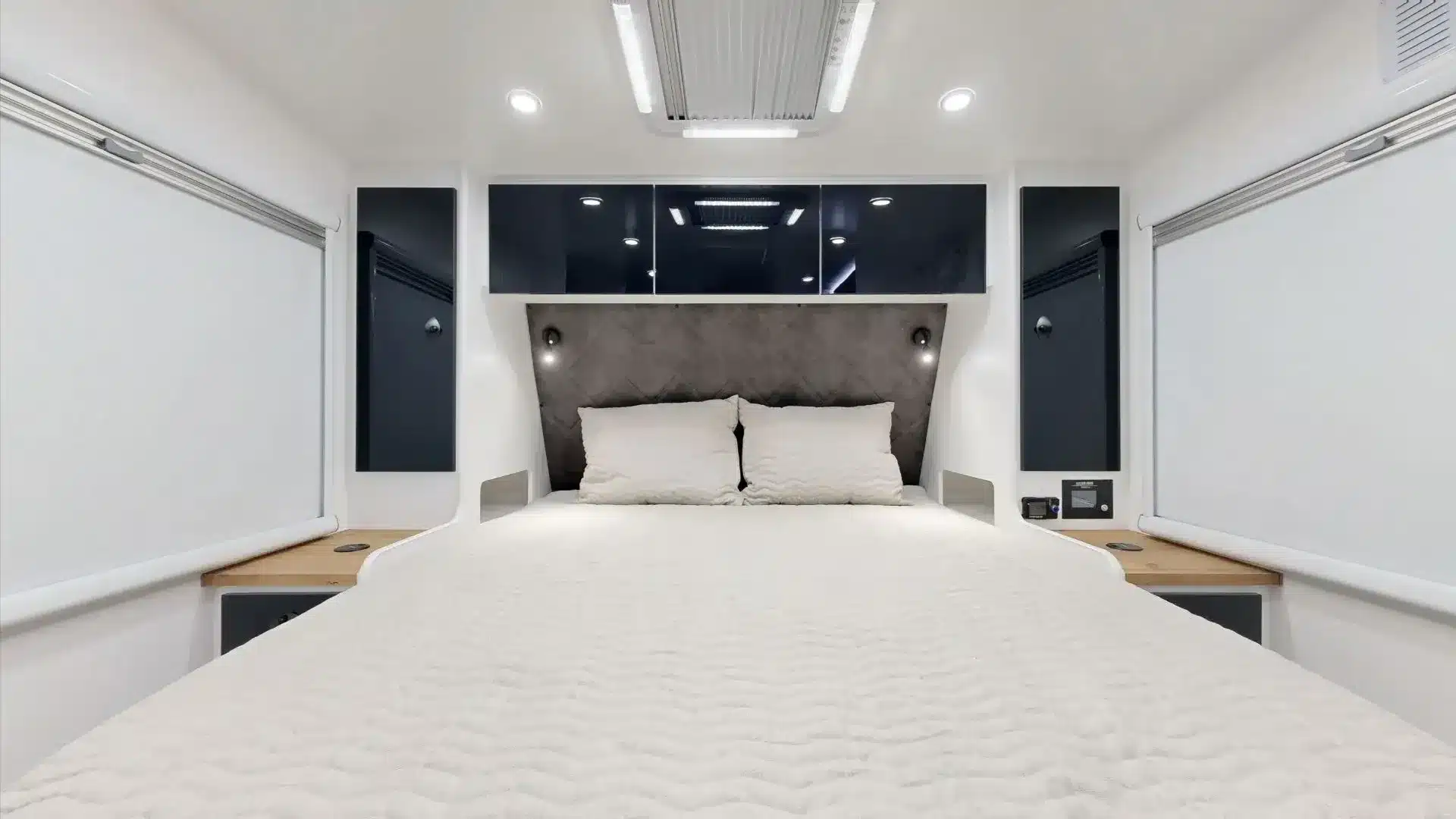 Schlafbereich mit Queen-Bett und Stauraum im 2025 Cadillac RV 216 Gaia Caravan