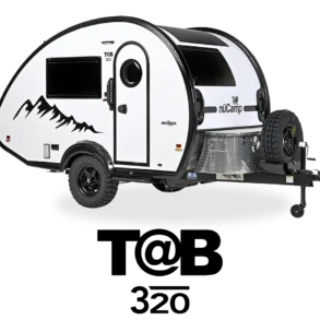 Seitenansicht eines weißen TAB 320 LITE Teardrop Campers mit Offroad-Bereifung, Ersatzrad und markantem Bergmotiv auf der Außenwand.