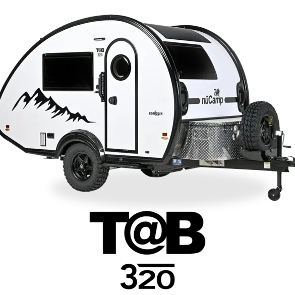 Seitenansicht eines weißen TAB 320 LITE Teardrop Campers mit Offroad-Bereifung, Ersatzrad und markantem Bergmotiv auf der Außenwand.