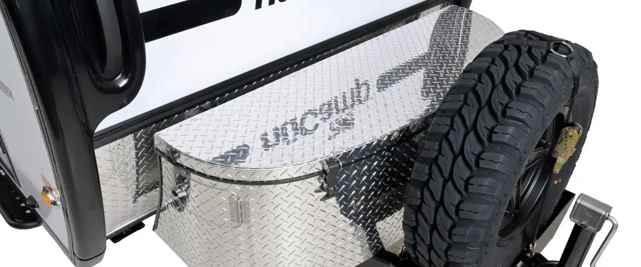 Nahaufnahme eines diamantbeschichteten Stauraumkastens und eines Offroad-Reserverads am TAB 320 LITE Teardrop Camper
