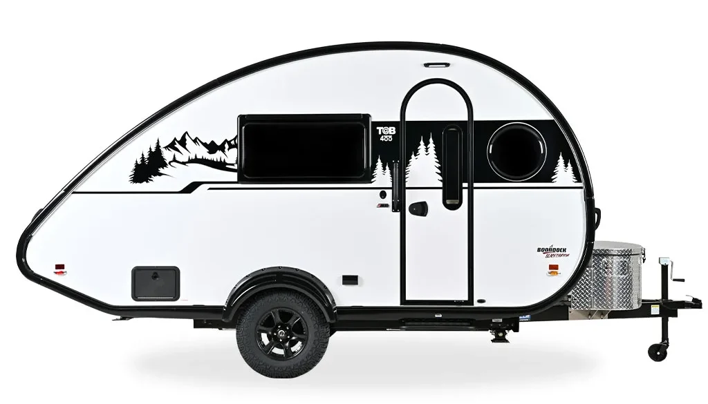Seitenansicht eines weißen TAB 400 Teardrop Campers in der Boondock Edition mit schwarzen Offroad-Reifen und Waldgrafik