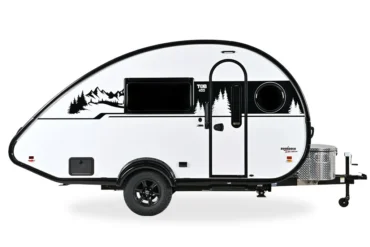 Seitenansicht eines weißen TAB 400 Teardrop Campers in der Boondock Edition mit schwarzen Offroad-Reifen und Waldgrafik