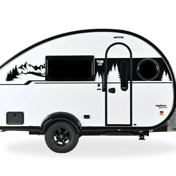 Seitenansicht eines weißen TAB 400 Teardrop Campers in der Boondock Edition mit schwarzen Offroad-Reifen und Waldgrafik