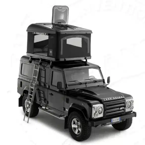 Land Rover Defender mit aufgebautem Air-Sky 360 Hartschalen-Dachzelt und geöffneter Dachluke