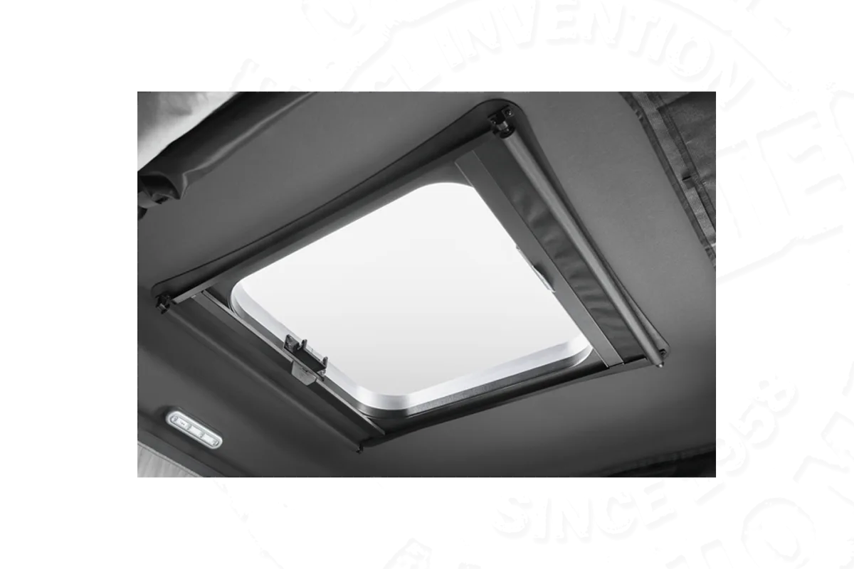 Geöffnetes Panoramafenster im Air-Sky 360 Dachzelt mit robustem Rahmen und Lichtleiste