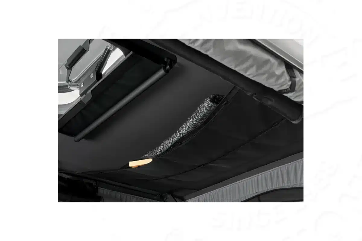 Innenansicht eines geöffneten Hartschalen-Dachzelts mit isolierter Decke und Stauraumtasche