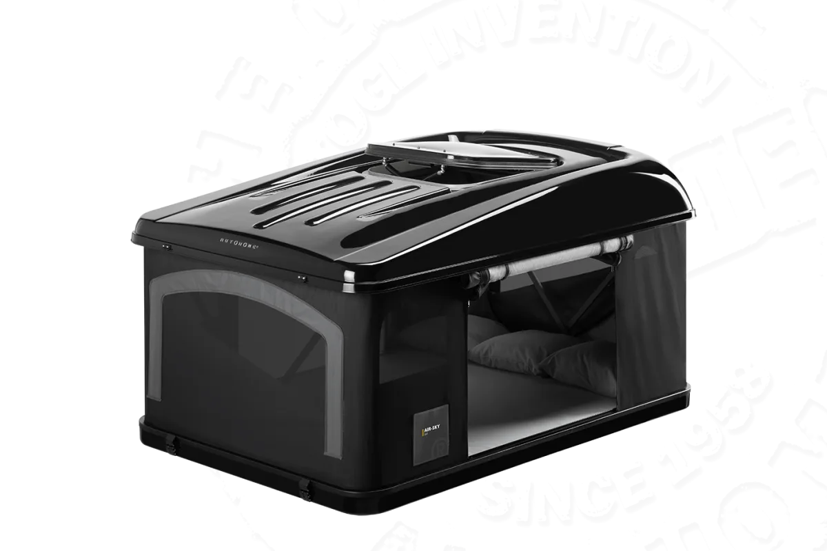 Schwarzes Air-Sky 360 Hartschalen-Dachzelt von Autohome mit geöffnetem Panoramafenster