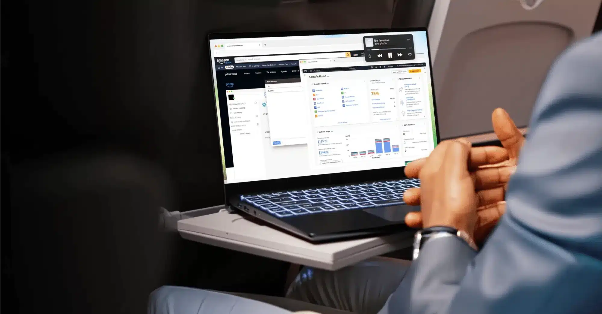 Person arbeitet an einem Laptop mit Amazon-Webseite in einer mobilen Umgebung