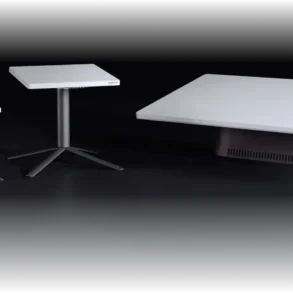 Drei Amazon Leo Satellitenantennen-Modelle (Nano, Pro, Ultra) nebeneinander auf schwarzem Hintergrund