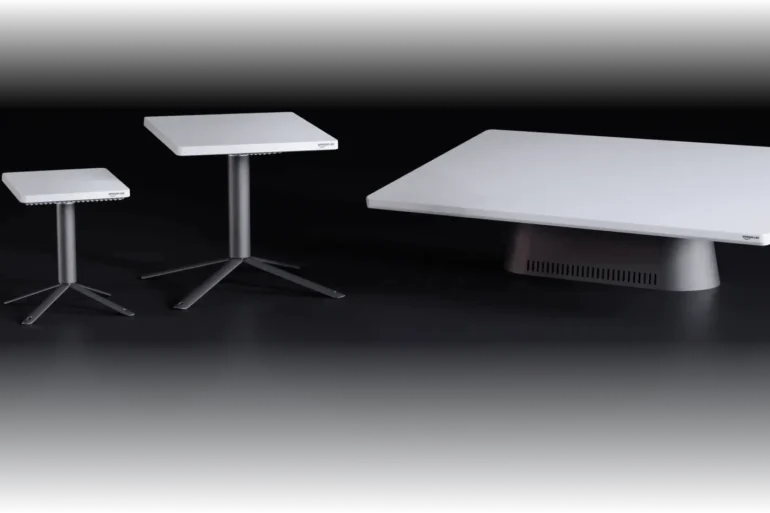 Drei Amazon Leo Satellitenantennen-Modelle (Nano, Pro, Ultra) nebeneinander auf schwarzem Hintergrund