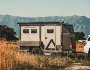 Antishanty RR-1 Offroad-Anhänger im Feld vor Bergkulisse