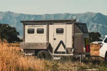 Antishanty RR-1 Offroad-Anhänger im Feld vor Bergkulisse
