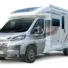 Auto-Sleepers Broadway EL Wohnmobil, basierend auf Fiat Ducato, seitliche Ansicht mit Markise und großen Fenstern