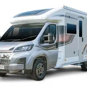 Auto-Sleepers Broadway EL Wohnmobil, basierend auf Fiat Ducato, seitliche Ansicht mit Markise und großen Fenstern