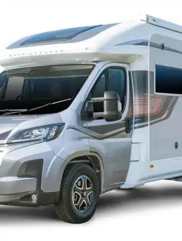 Auto-Sleepers Broadway EL Wohnmobil, basierend auf Fiat Ducato, seitliche Ansicht mit Markise und großen Fenstern