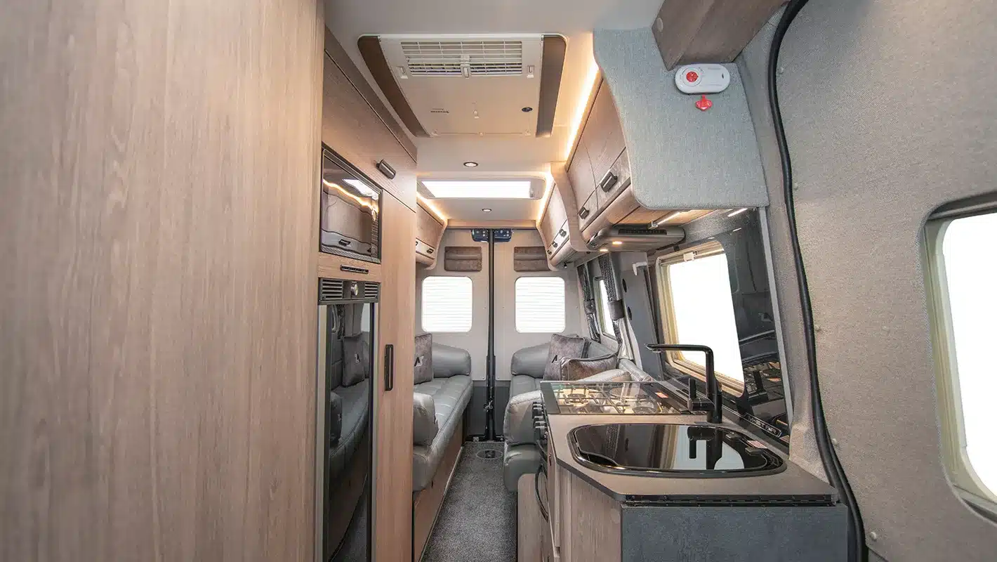 Innenansicht des Auto-Sleepers M-Star Vans mit Lounge, Küche und hochwertigen Materialien