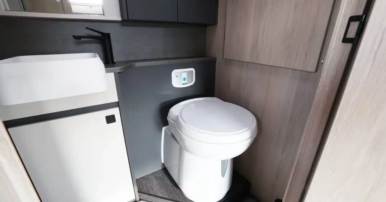 Badezimmer mit Toilette und Waschbecken im Auto-Trail F-Line F60 Camper
