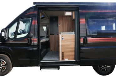 Auto-Trail V-Line 540 SE Campervan, Seitenansicht, geöffnete Tür, Blick auf Wohnraum und Küchenzeile