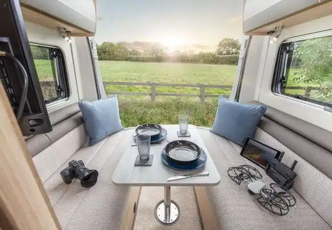 Hecklounge mit gedecktem Tisch und Blick ins Grüne im Auto-Trail V-Line 540 SE Campervan