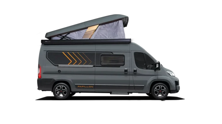 Bürstner Papillon Kastenwagen in Grau mit geöffnetem Aufstelldach und markanten gelben Designelementen