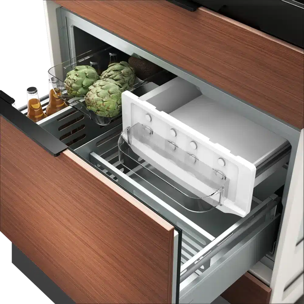 Offene Kühlschublade mit Lebensmitteln und Getränken im Bürstner Signature Wohnmobil